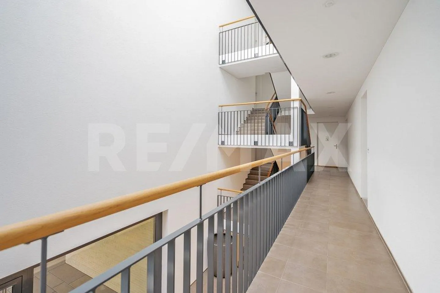 Appartement 3.5 pièces presque neuf dans un emplacement de choix avec beaucoup d'espaces extérieurs - Photo 2 sur 11