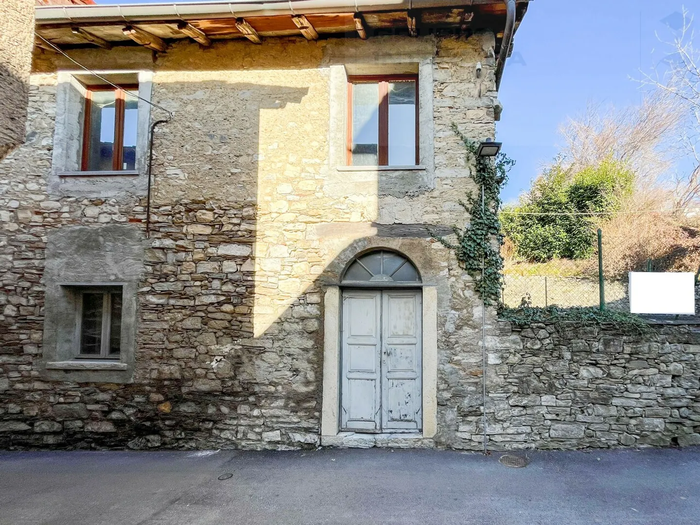 MAISON À RÉNOVER - Photo 2 sur 7