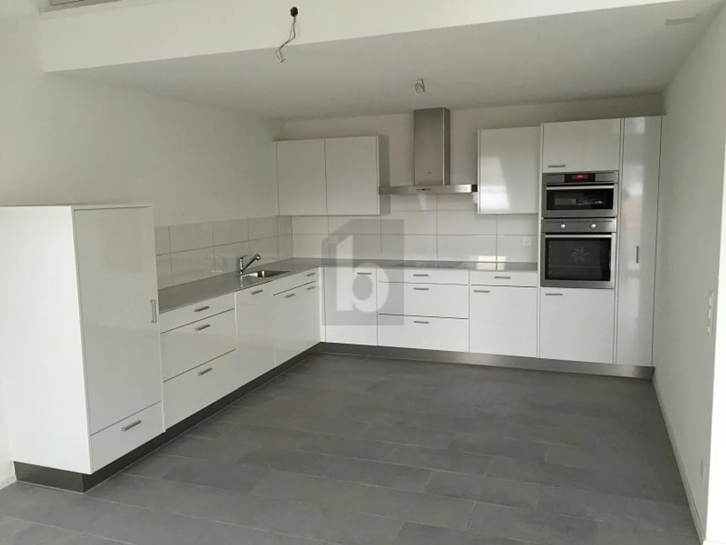 SPACIEUX ET LUMINEUX DANS UN EMPLACEMENT CENTRAL - Photo 2 sur 6