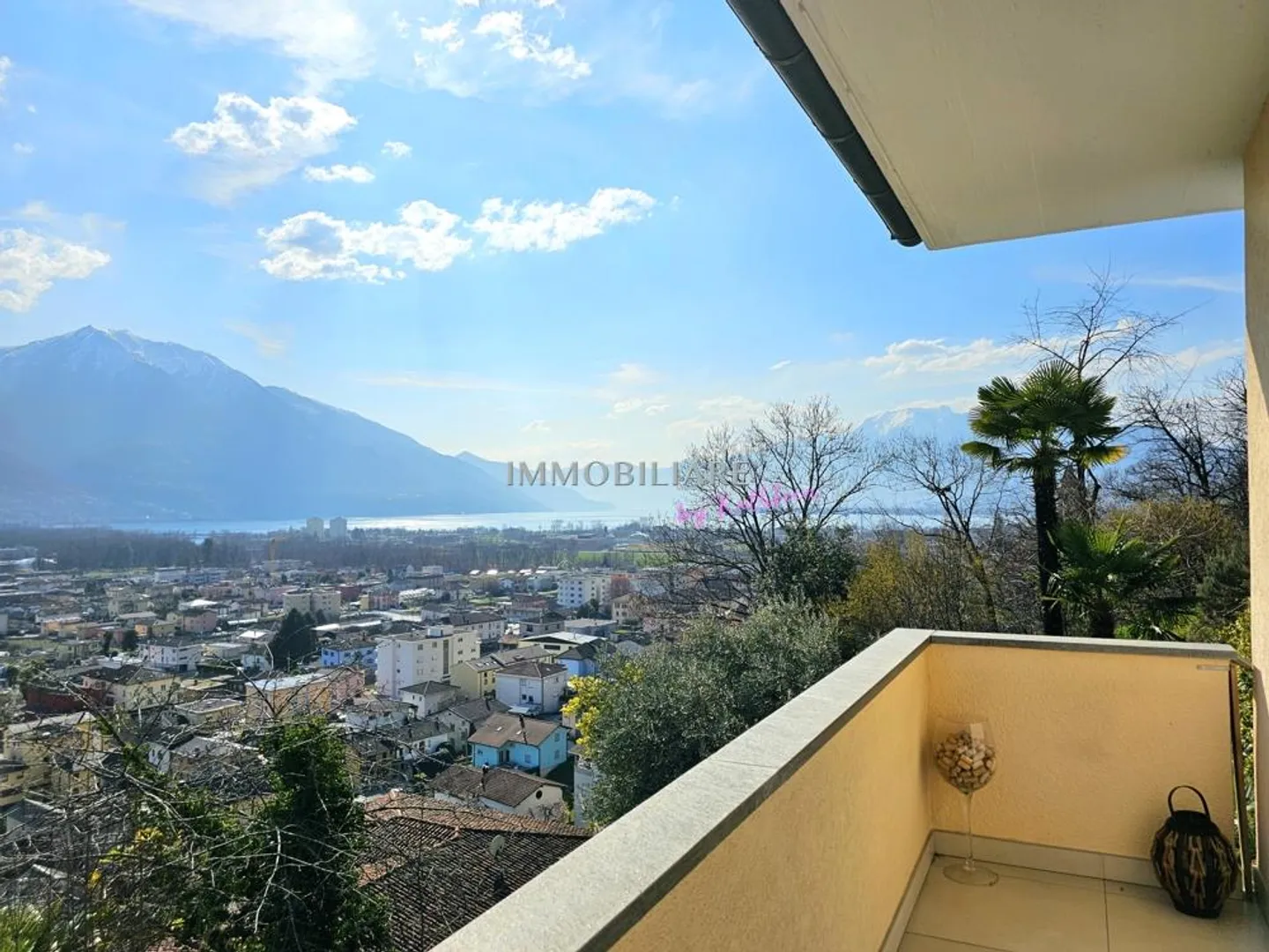 Appartamento ristrutturato con vista sul lago, giardino e area salotto - Foto 1 di 21