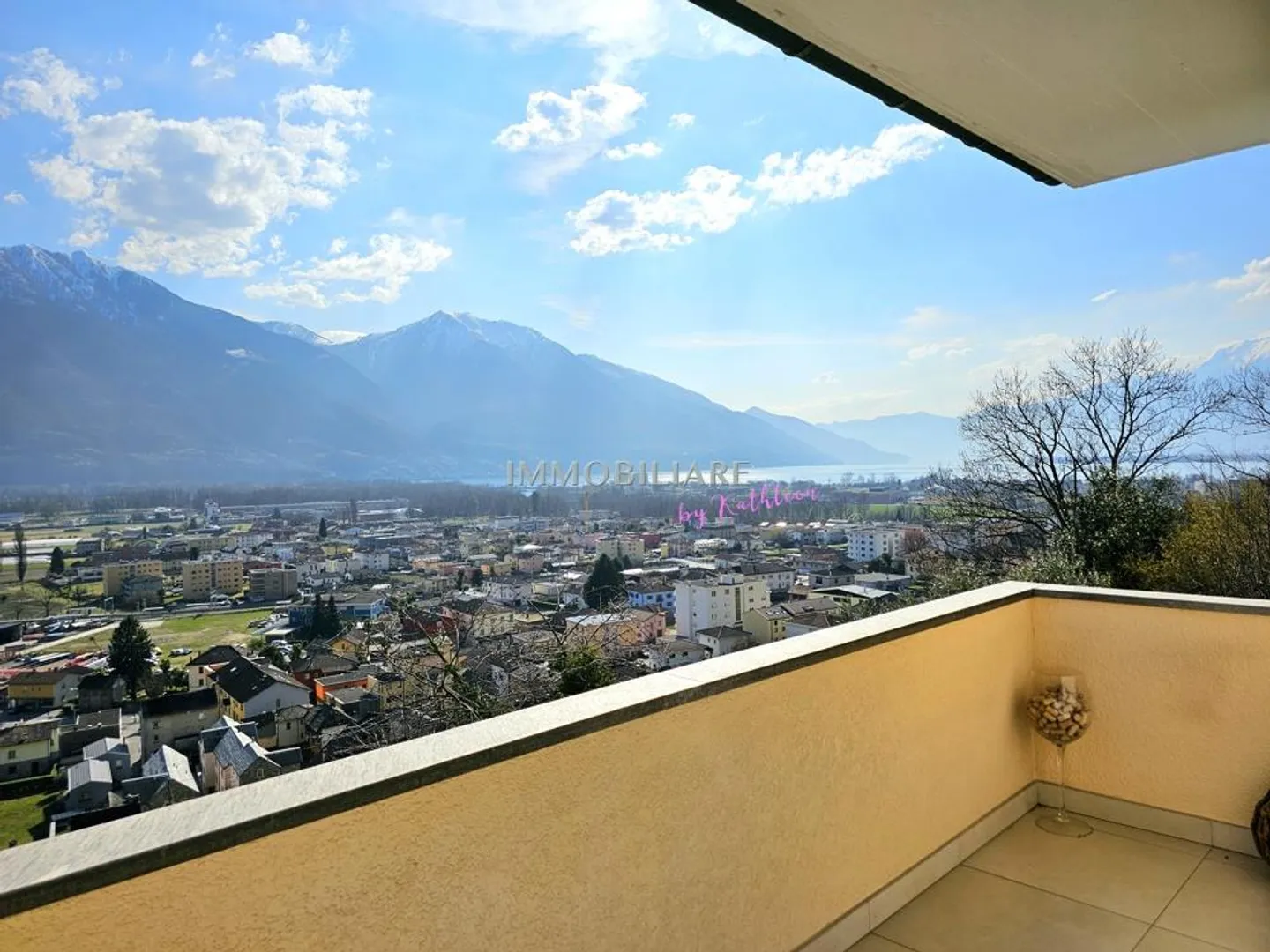 Appartamento ristrutturato con vista sul lago, giardino e area salotto - Foto 2 di 21