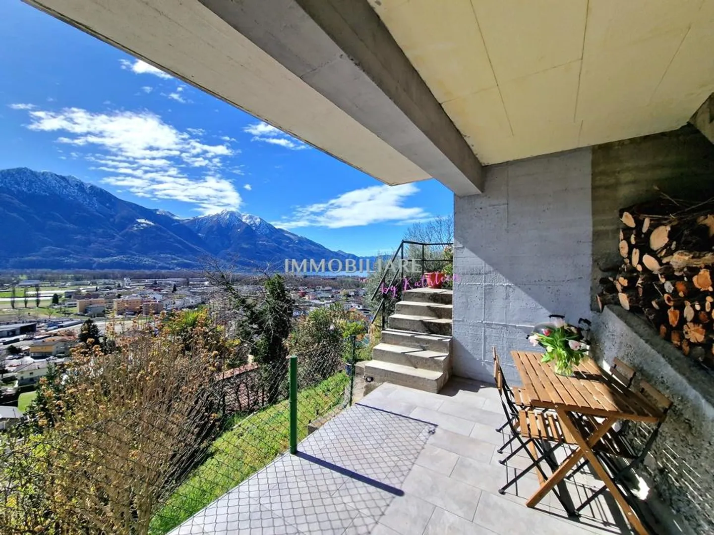 Appartamento ristrutturato con vista sul lago, giardino e area salotto - Foto 3 di 21