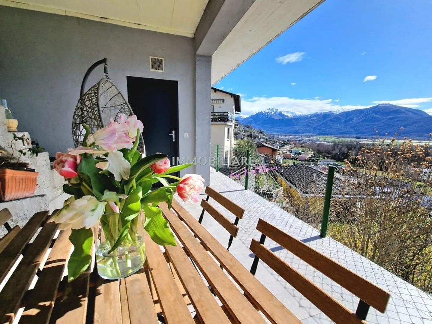 Appartamento ristrutturato con vista sul lago, giardino e area salotto - Foto 4 di 21
