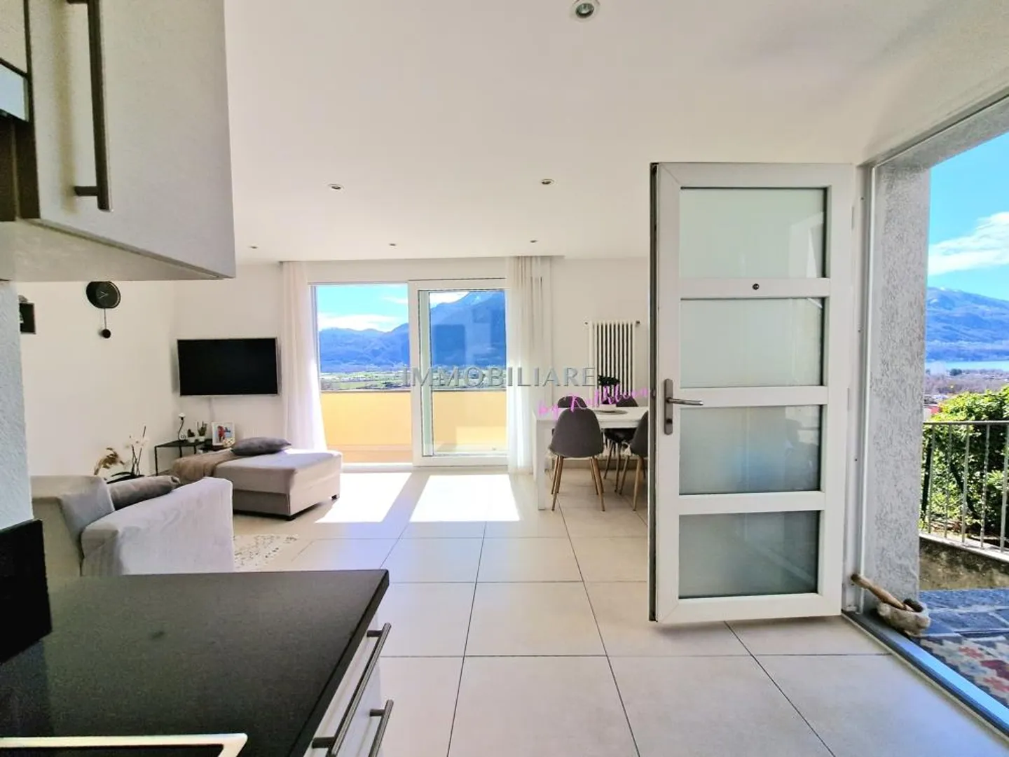 Appartamento ristrutturato con vista sul lago, giardino e area salotto - Foto 5 di 21