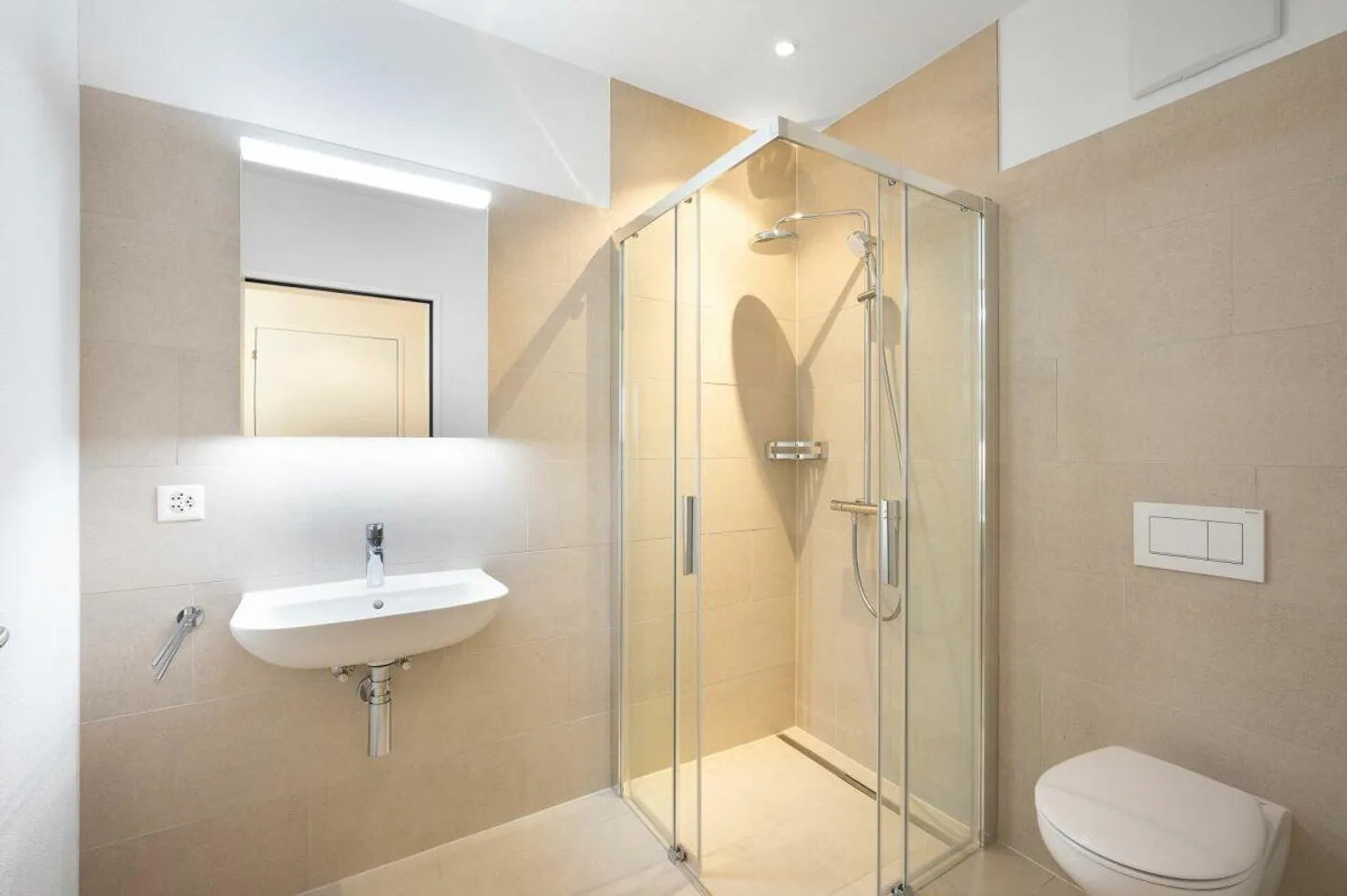 Light-flooded apartment with unobstructed views! - Photo 5 of 13