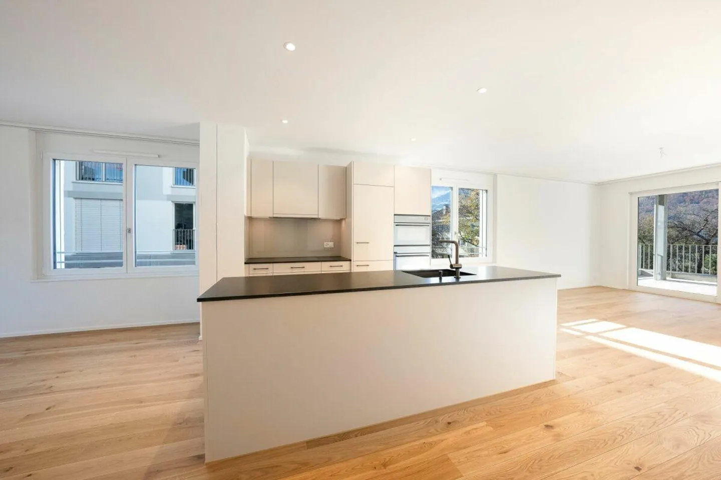 Light-flooded apartment with unobstructed views! - Photo 6 of 13