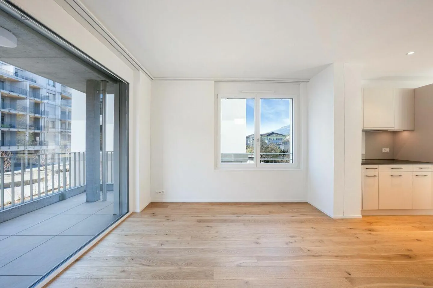 Light-flooded apartment with unobstructed views! - Photo 7 of 13