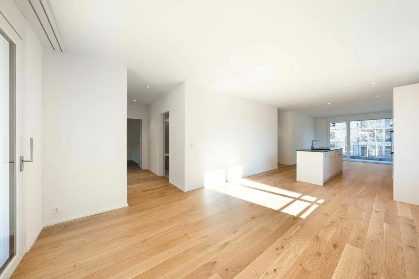 Light-flooded apartment with unobstructed views! - Photo 8 of 13