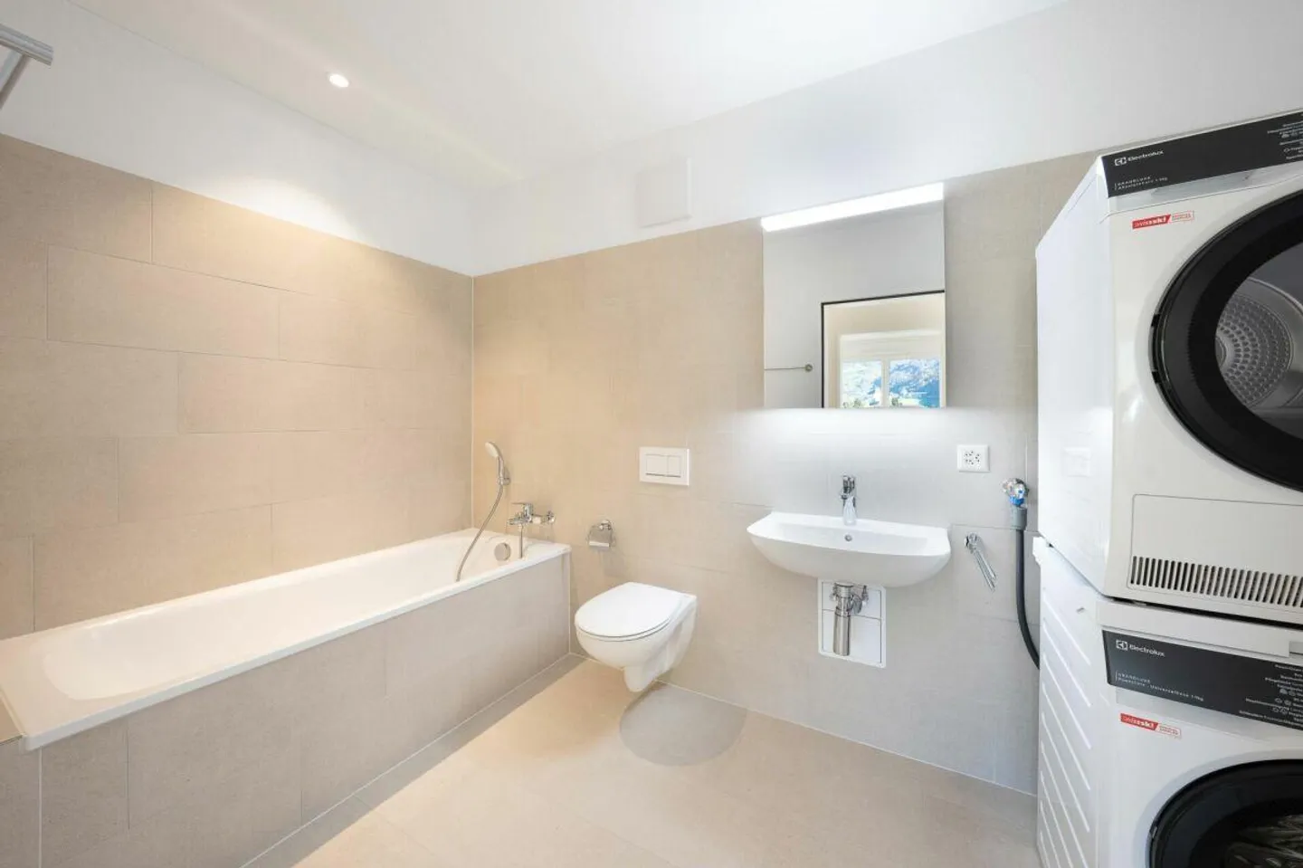 Light-flooded apartment with unobstructed views! - Photo 9 of 13