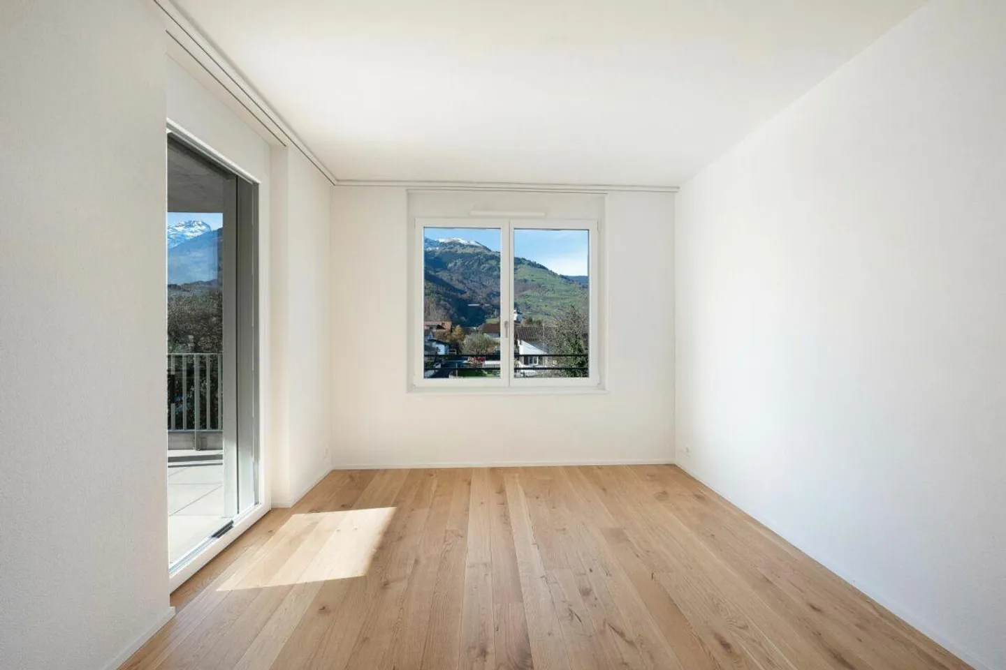 Light-flooded apartment with unobstructed views! - Photo 10 of 13