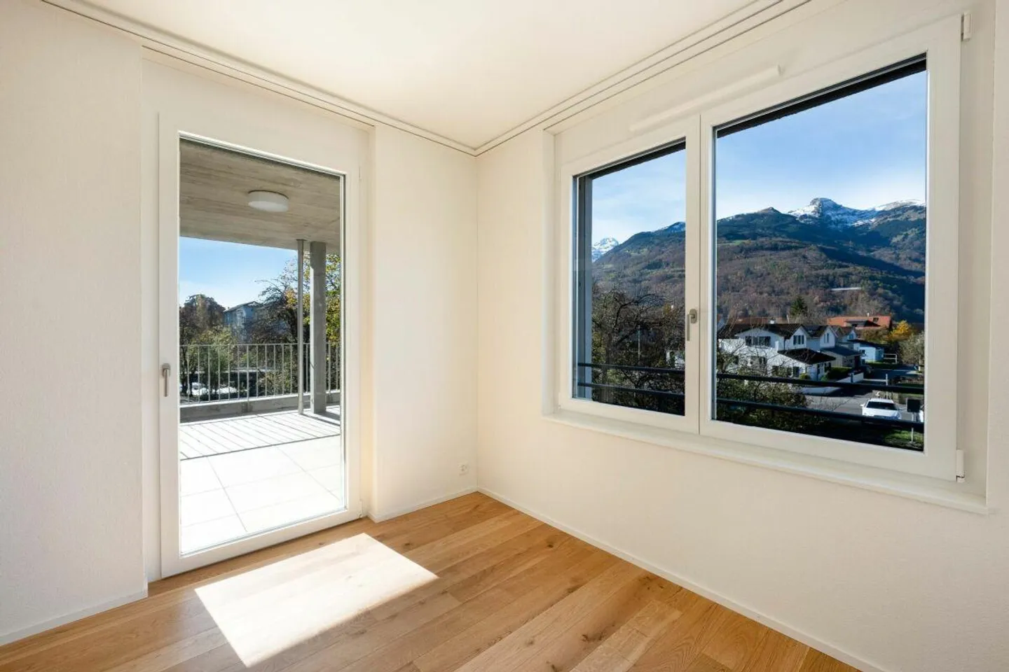 Light-flooded apartment with unobstructed views! - Photo 11 of 13