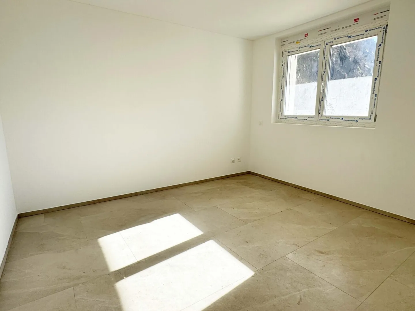 VILLA BIFAMILIAIRE NEUVE AVEC DEUX APPARTEMENTS - Photo 7 sur 13