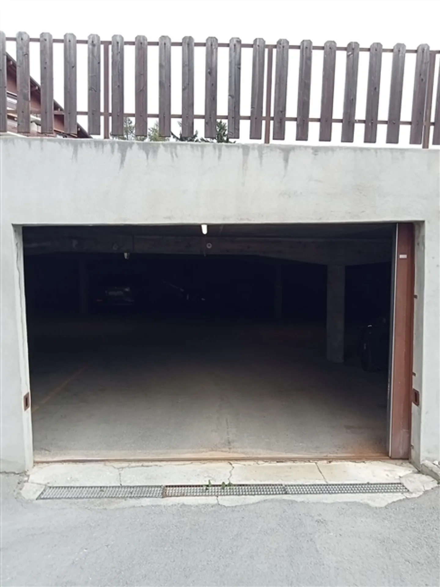 Place de parking avec option de stationnement couvert, à seulement 10 minutes à pied du centre de Montana - Photo 2 sur 3