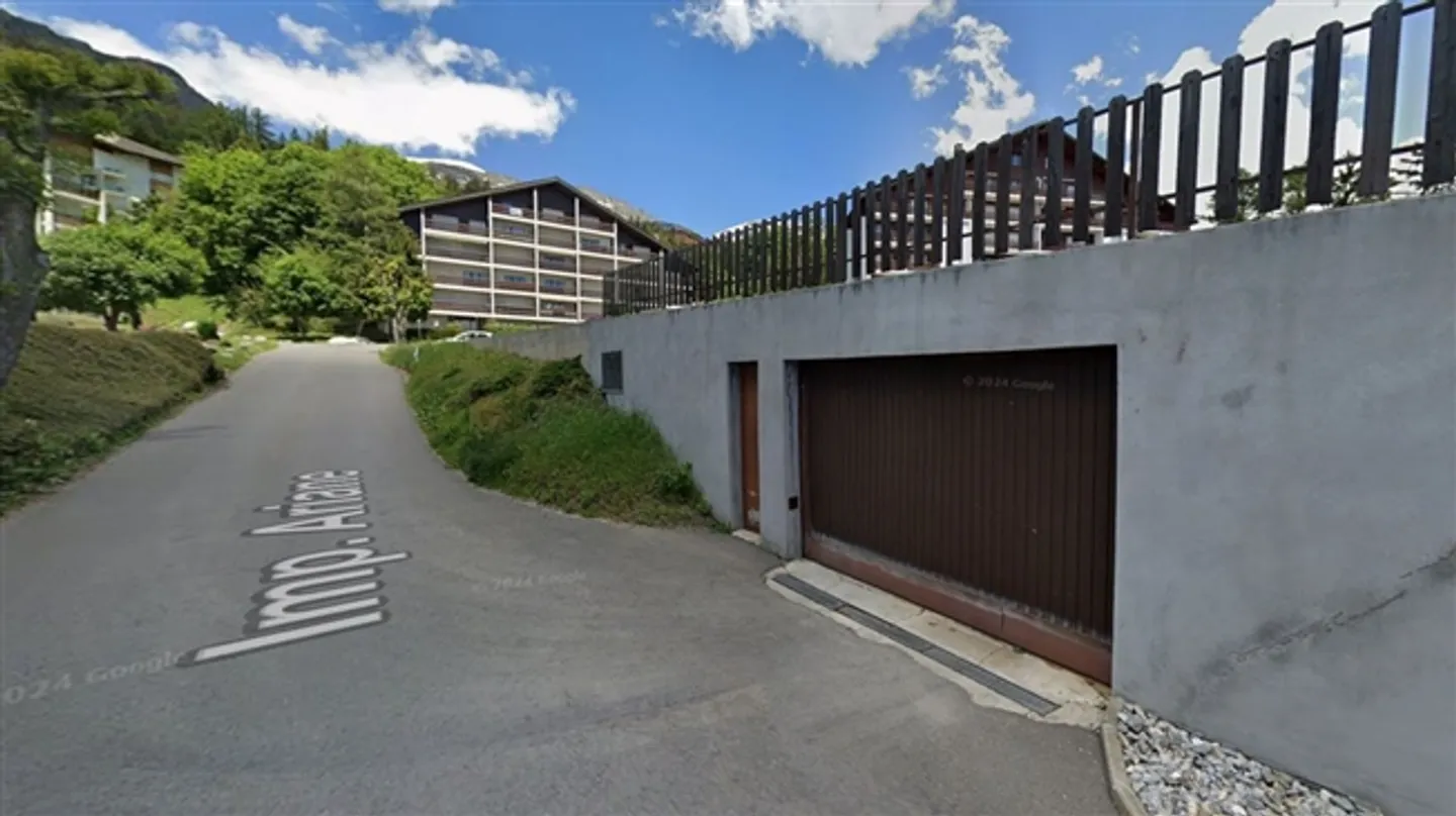 Place de parking avec option de stationnement couvert, à seulement 10 minutes à pied du centre de Montana - Photo 3 sur 3