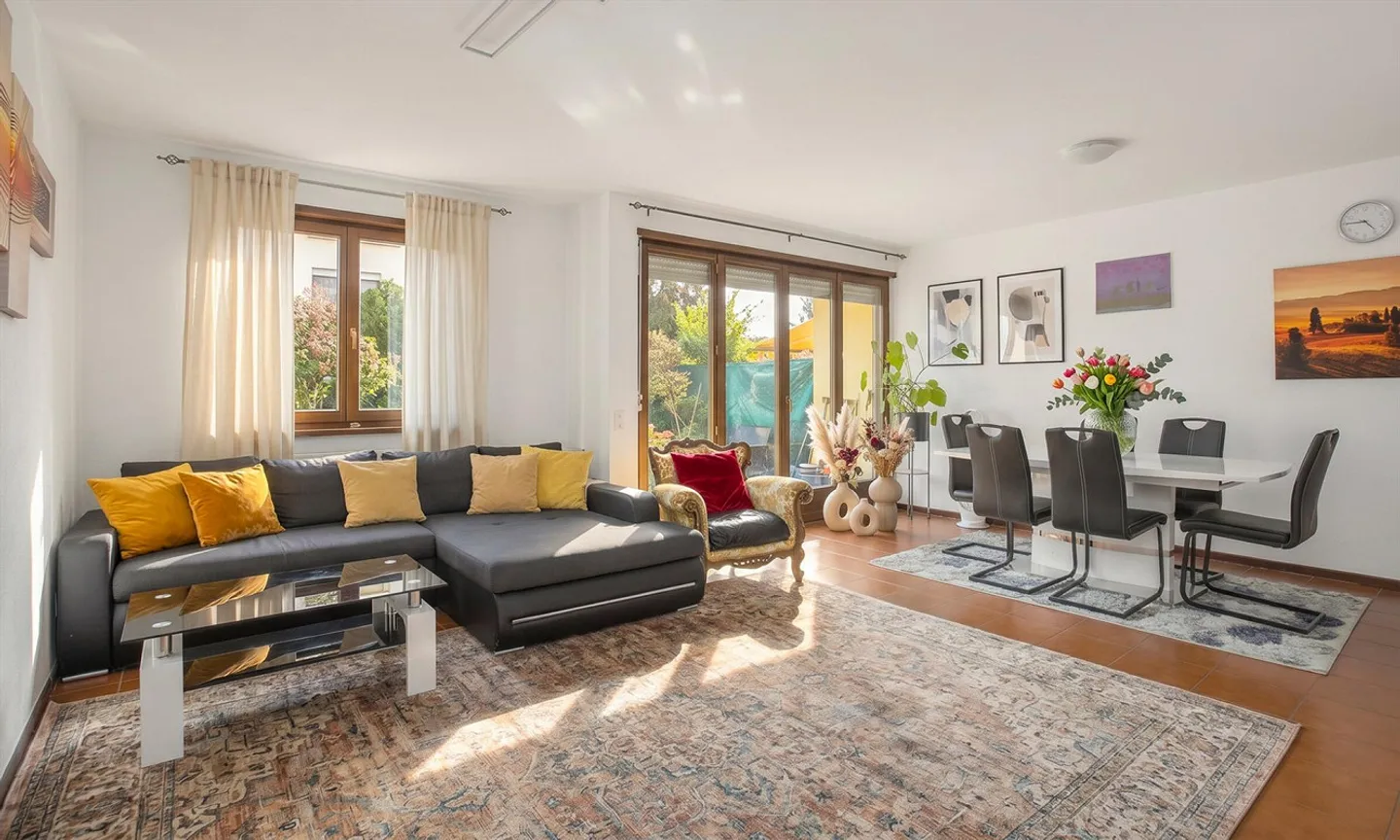 SPACIOUS 6.5-ROOM HOUSE WITH GARDEN IN CASTEL S. PIETRO - Photo 1 of 9