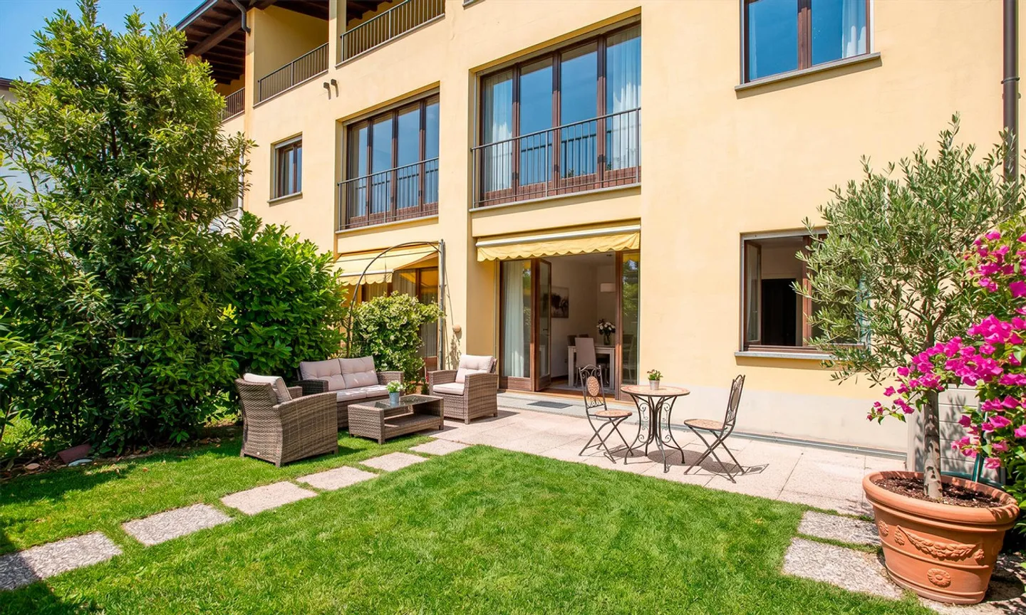 SPACIOUS 6.5-ROOM HOUSE WITH GARDEN IN CASTEL S. PIETRO - Photo 3 of 9