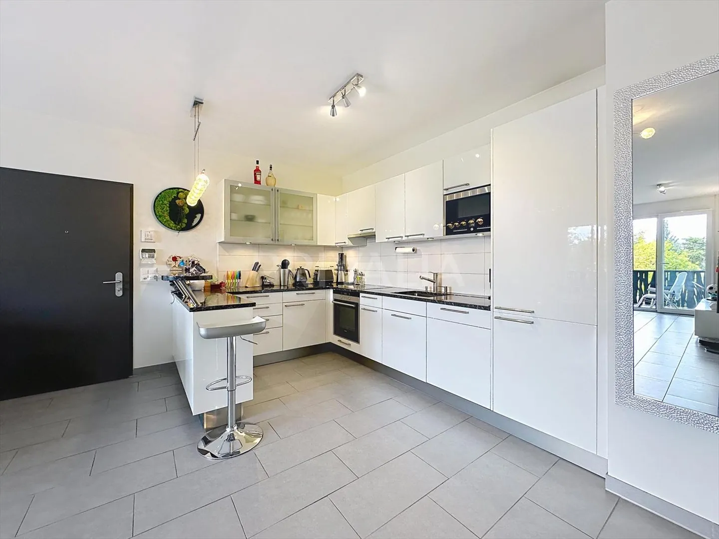 Schönes durchgehendes Apartment mit freier Sicht - Foto 2 di 9