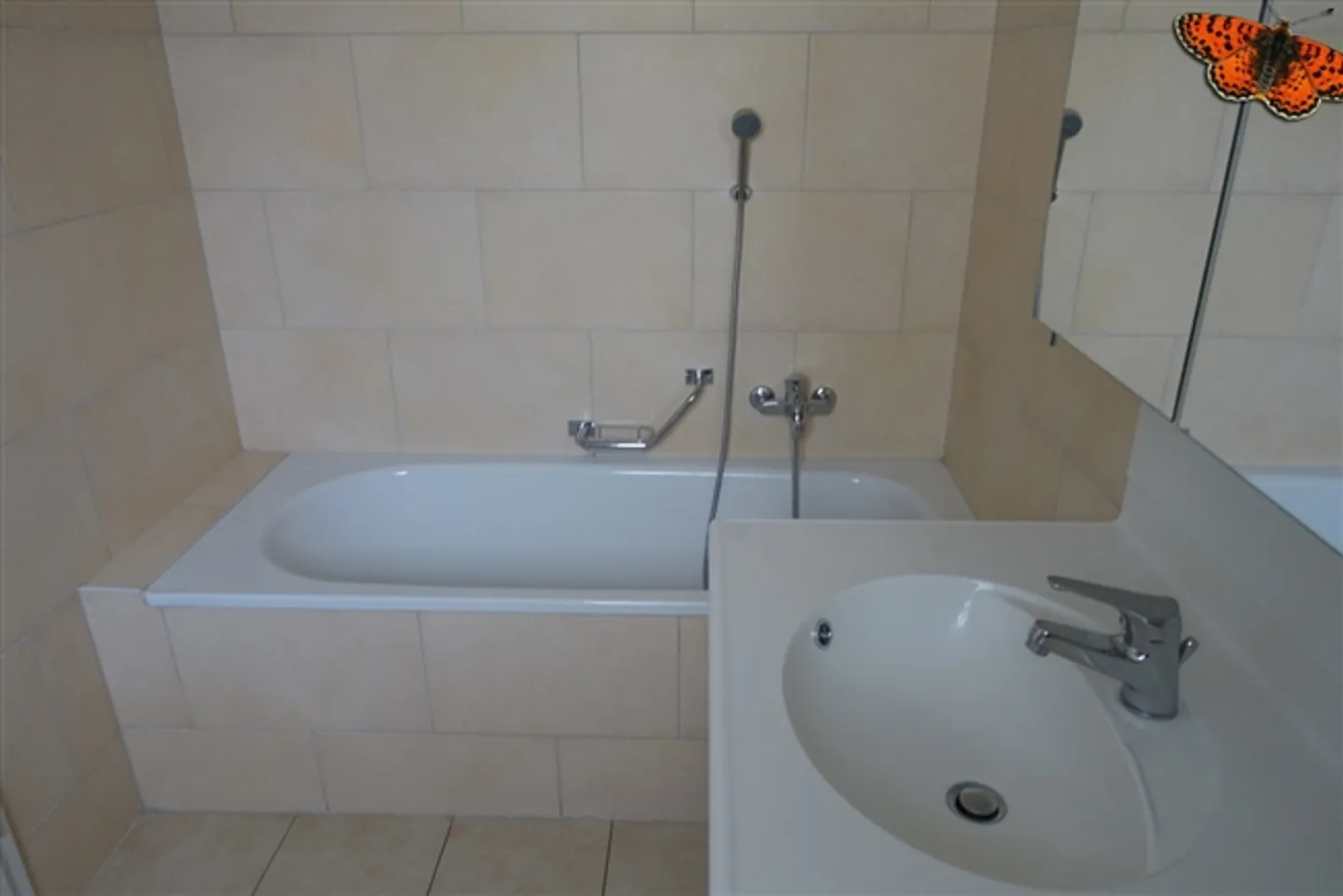 CHARMING 4 1/2 ROOMS - With a large balcony and just a stone's throw from the school! - Photo 4 of 7