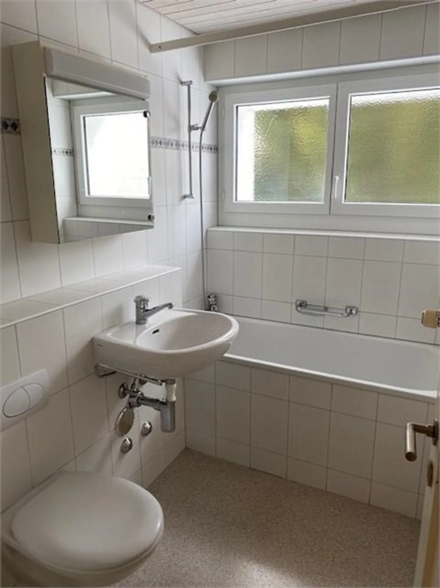 Bright Apartment on the Outskirts - Photo 4 of 7