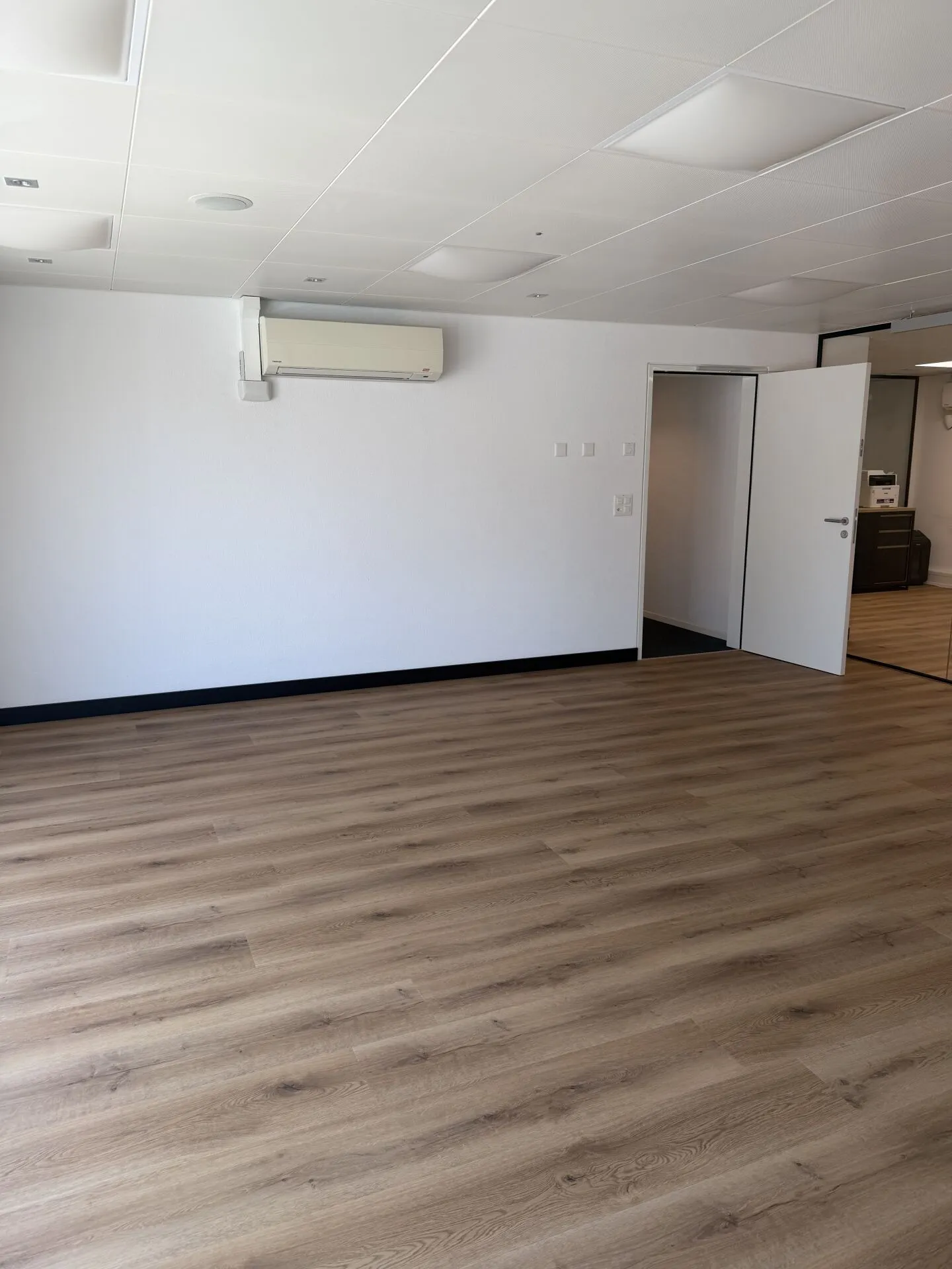 Bureau lumineux à Courrendlin - Photo 4 sur 8