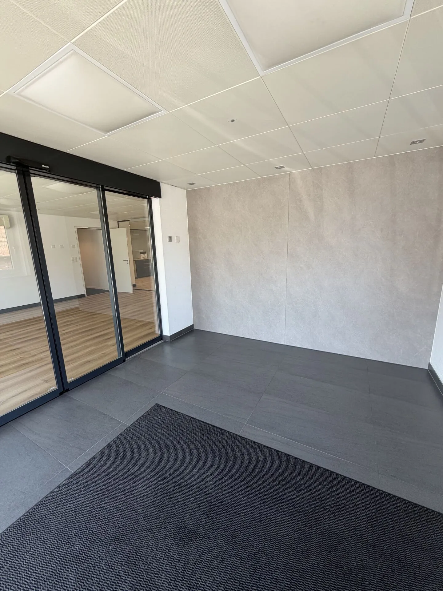 Bureau lumineux à Courrendlin - Photo 5 sur 8