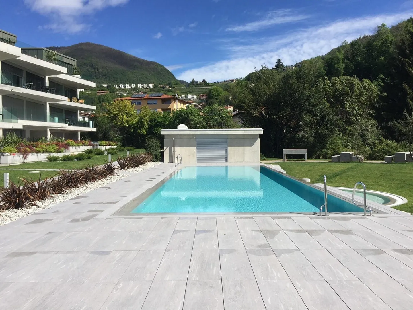 APPARTAMENTO 3.5 LOCALI CIRCONDATO DAL VERDE - Foto 1 di 13