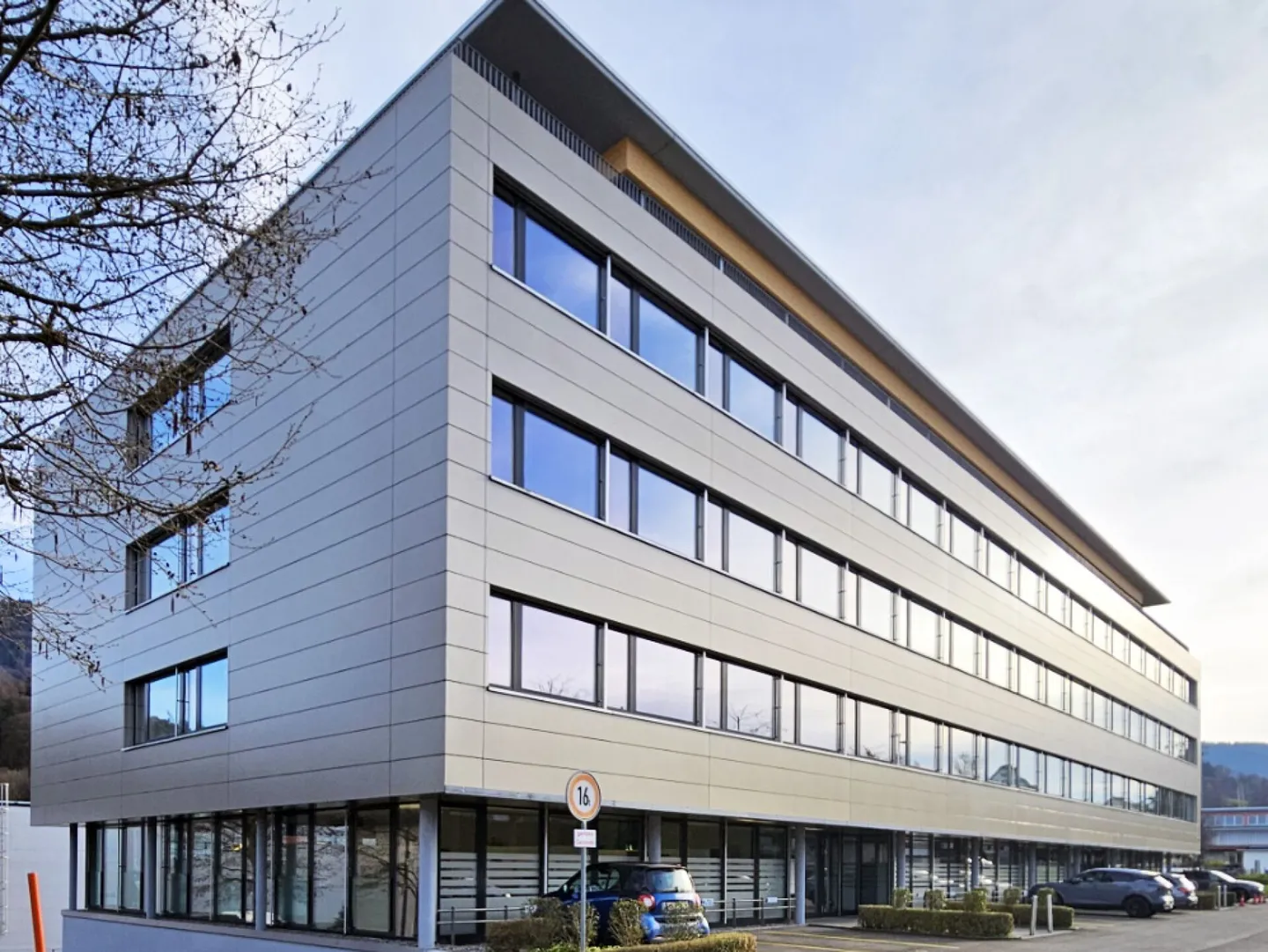 Well-designed and practically divided office space in a representative business park - Photo 1 of 16