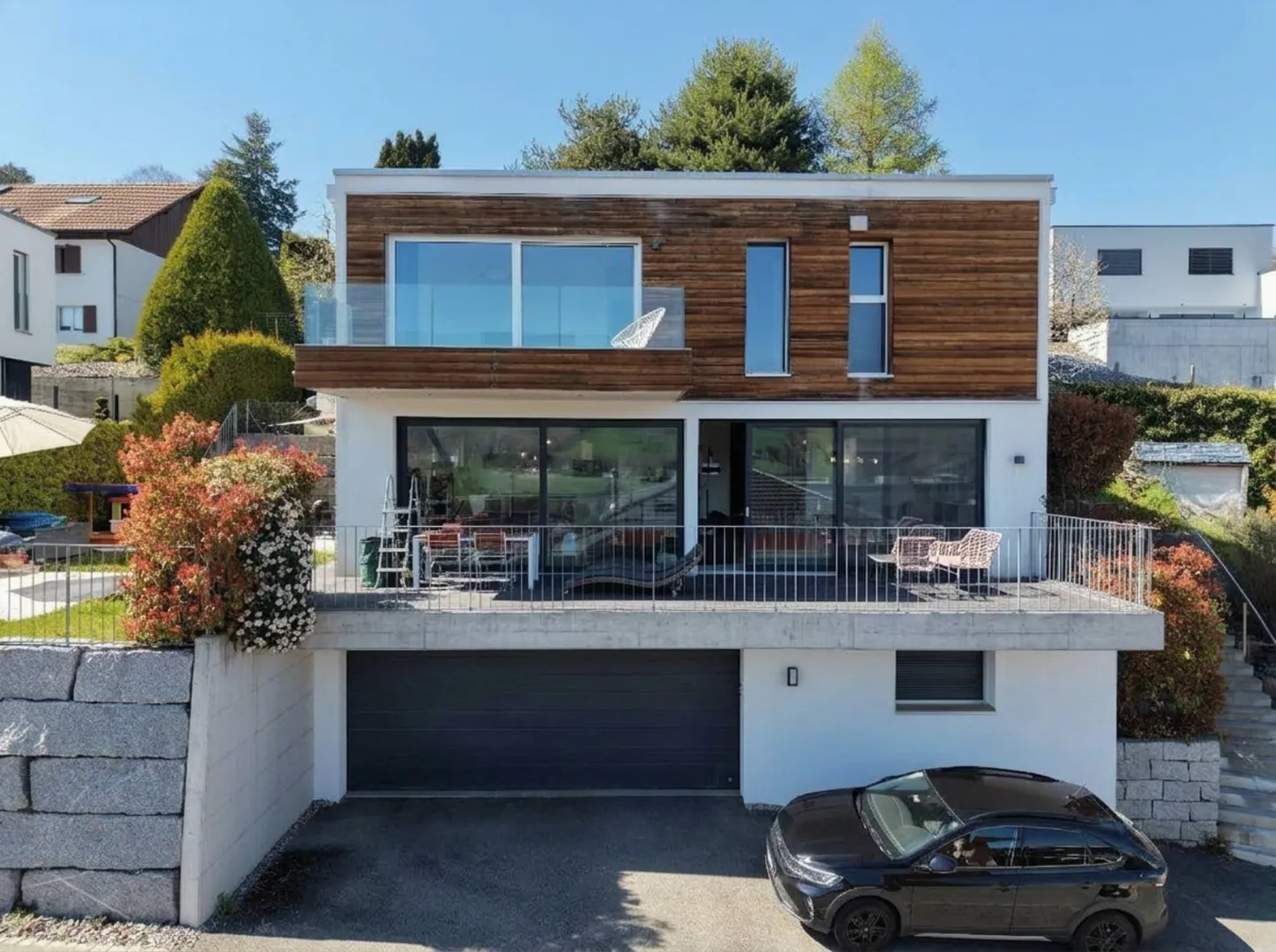 Contemporary architect-designed villa with generous spaces - Photo 1 of 13