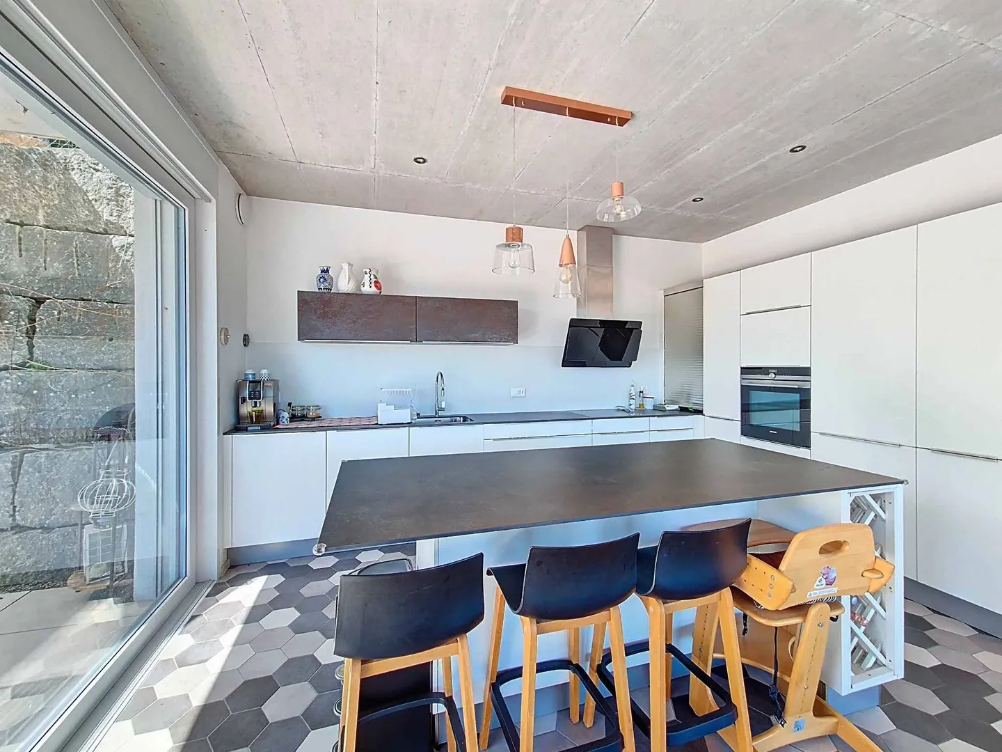 Contemporary architect-designed villa with generous spaces - Photo 2 of 13