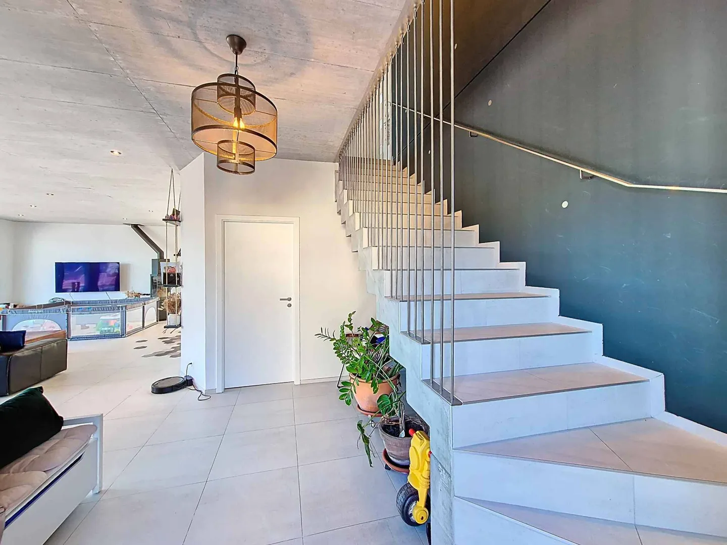 Contemporary architect-designed villa with generous spaces - Photo 4 of 13