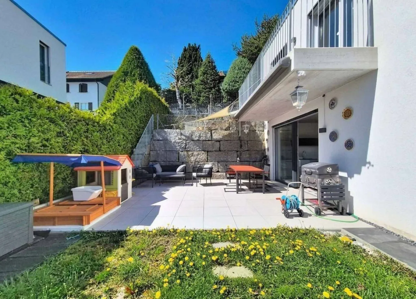 Contemporary architect-designed villa with generous spaces - Photo 12 of 13