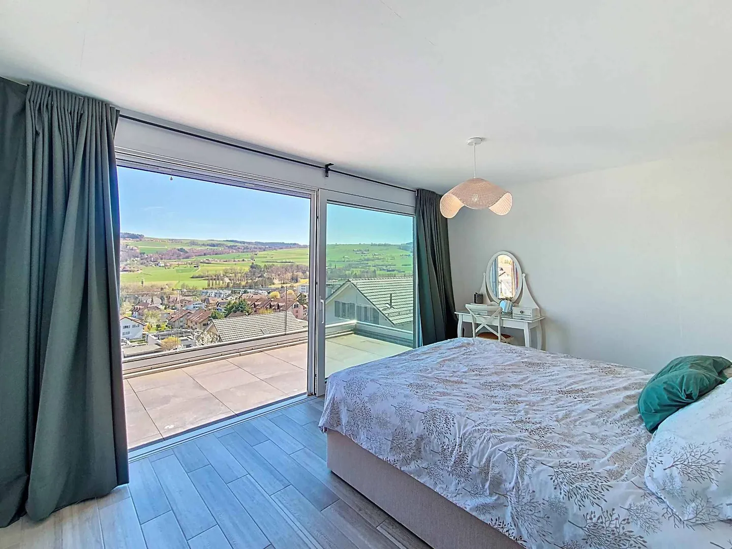 Contemporary architect-designed villa with generous spaces - Photo 7 of 13