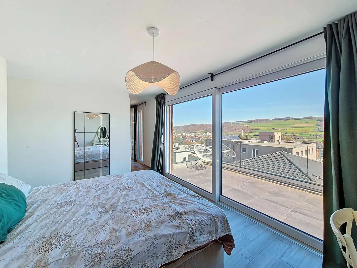 Contemporary architect-designed villa with generous spaces - Photo 8 of 13