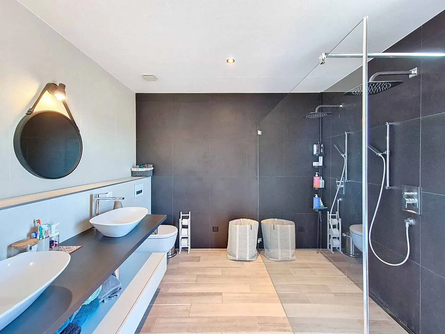 Contemporary architect-designed villa with generous spaces - Photo 10 of 13