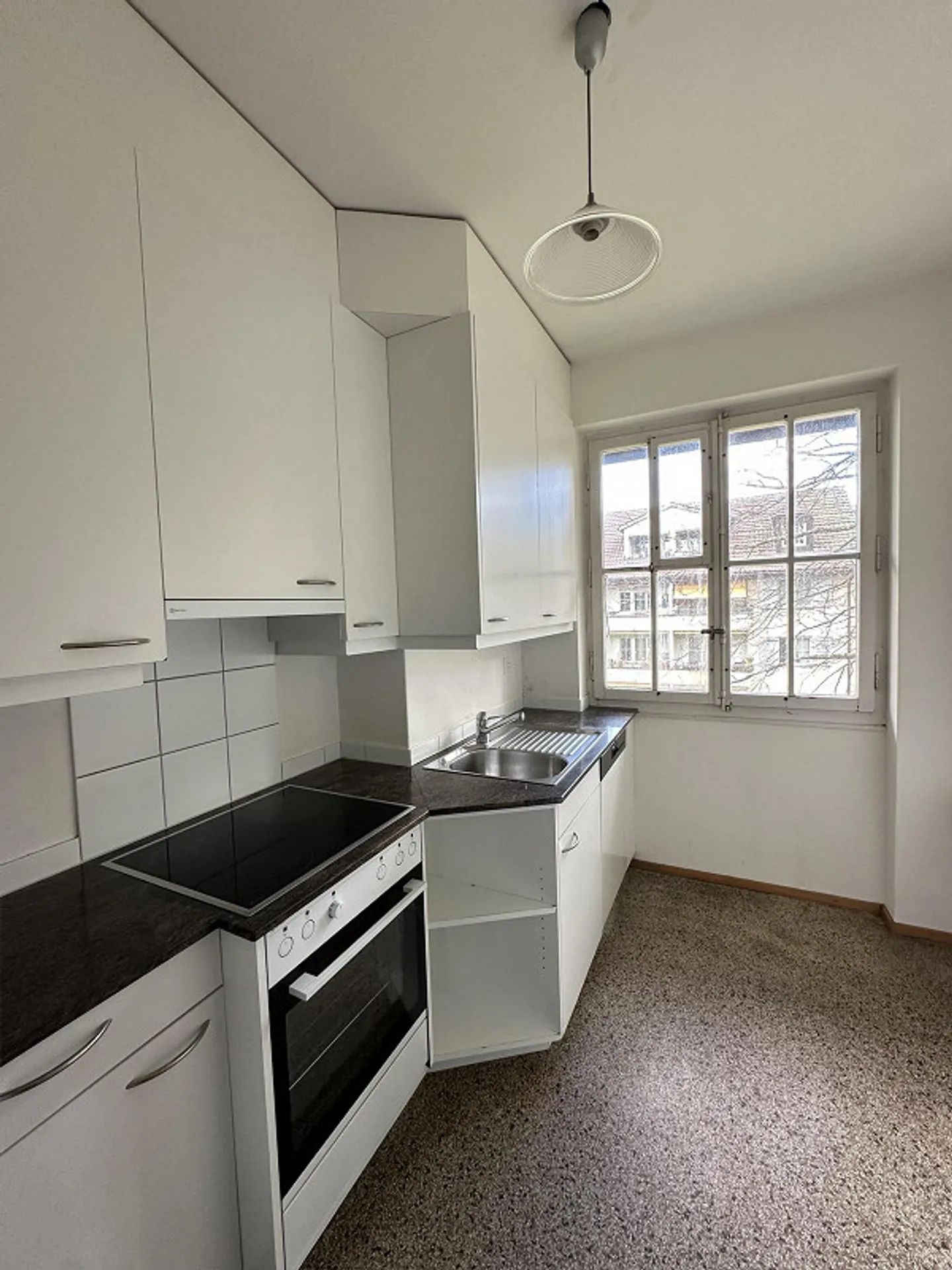 Bright apartment with a view of greenery - Photo 2 of 10