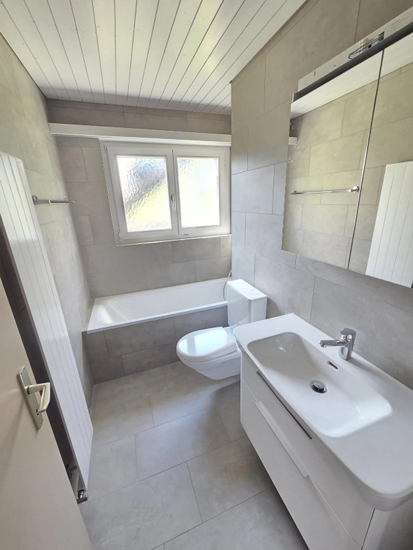 Unique, fraîchement rénové appartement de 4,5 pièces avec 2 salles de bains et cheminée - Photo 3 sur 12