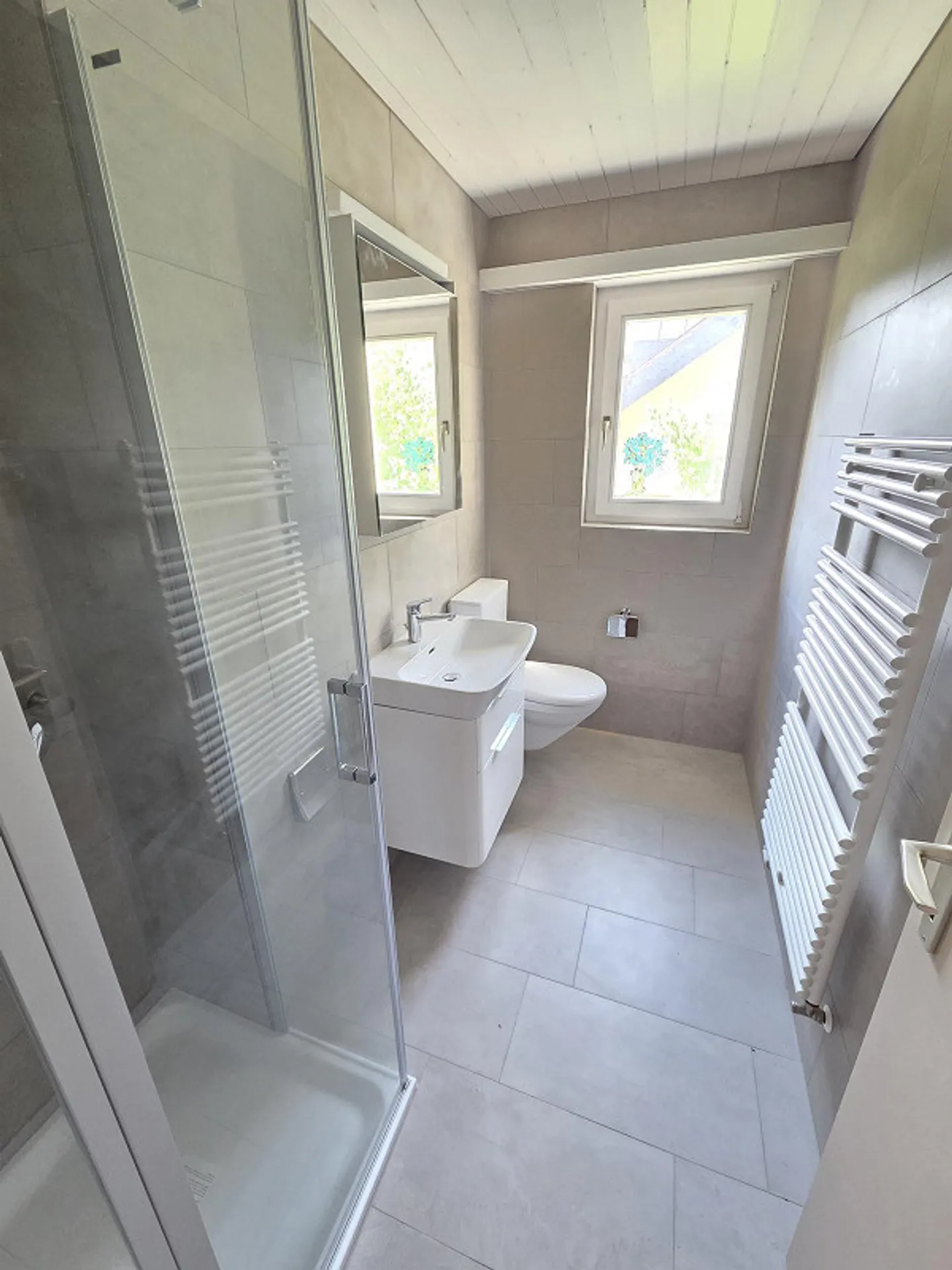 Unique, fraîchement rénové appartement de 4,5 pièces avec 2 salles de bains et cheminée - Photo 4 sur 12
