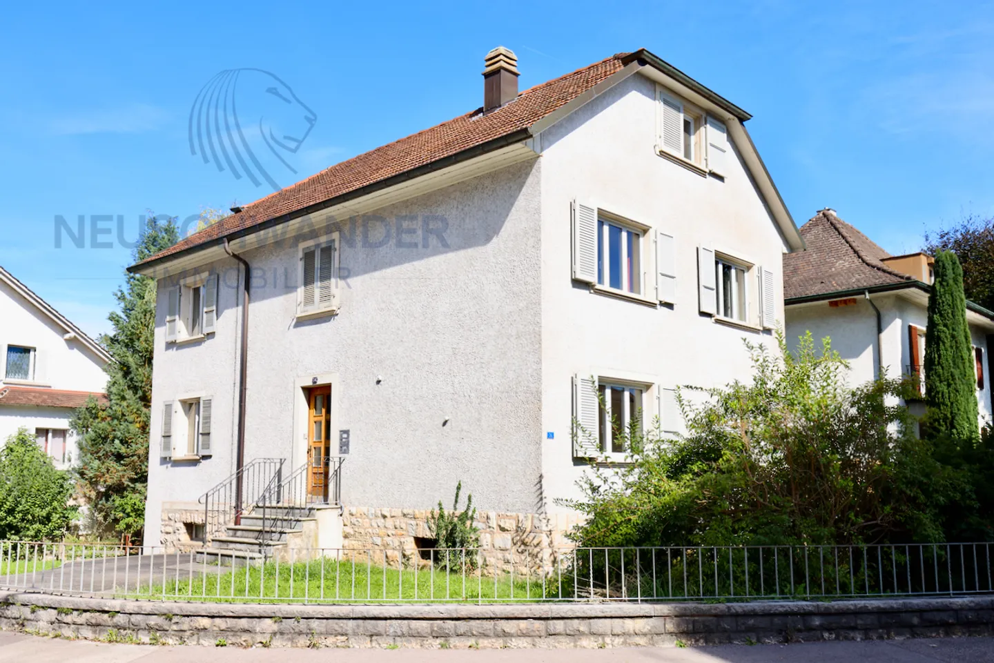 «Immeuble bien situé de trois appartements à rénover.» - Photo 1 sur 18