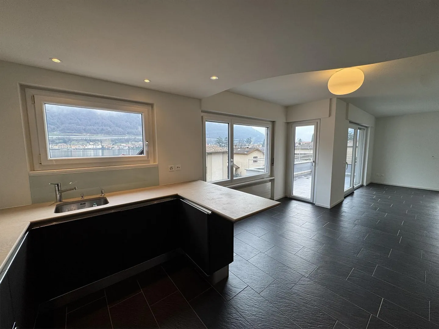 3.5 modern rooms in a villa with lake view - Photo 3 of 30