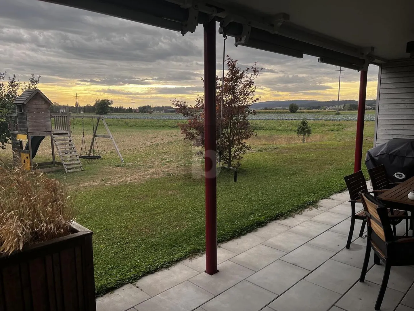 GROSSER GARTEN MIT UNVERBAUBAREM WEITBLICK - Foto 1 di 6