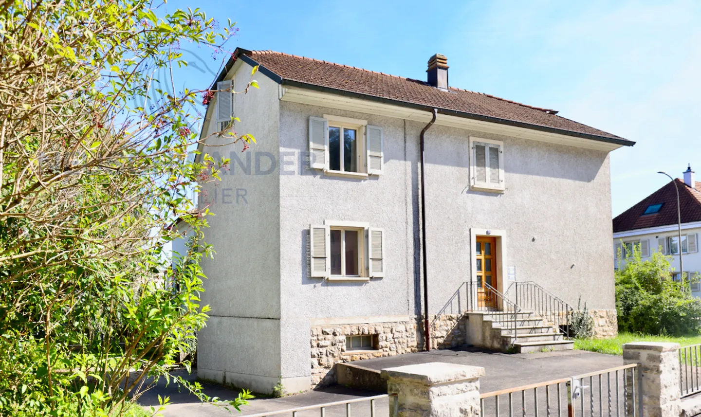 «Immeuble bien situé de trois appartements à rénover.» - Photo 2 sur 18