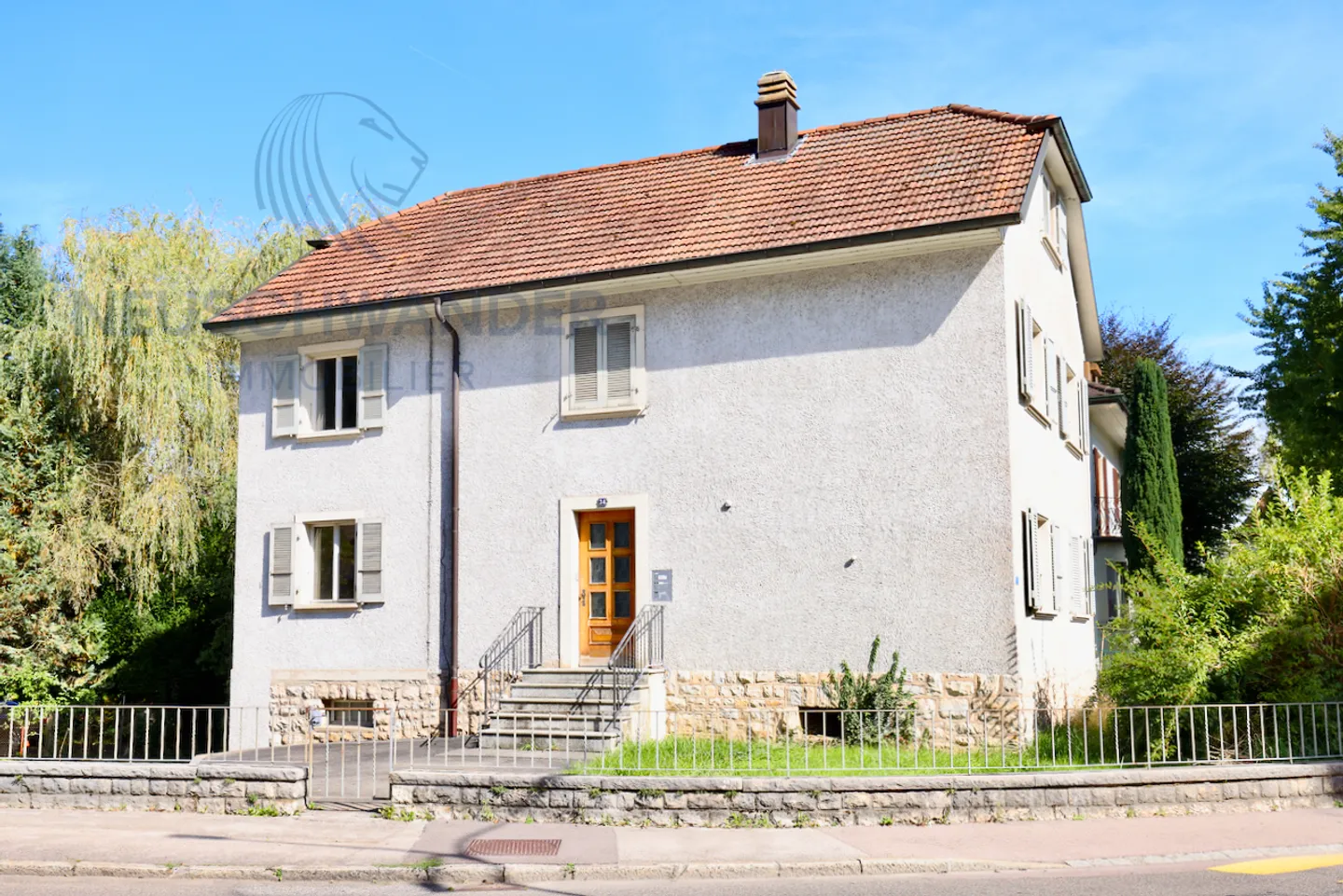«Immeuble bien situé de trois appartements à rénover.» - Photo 3 sur 18
