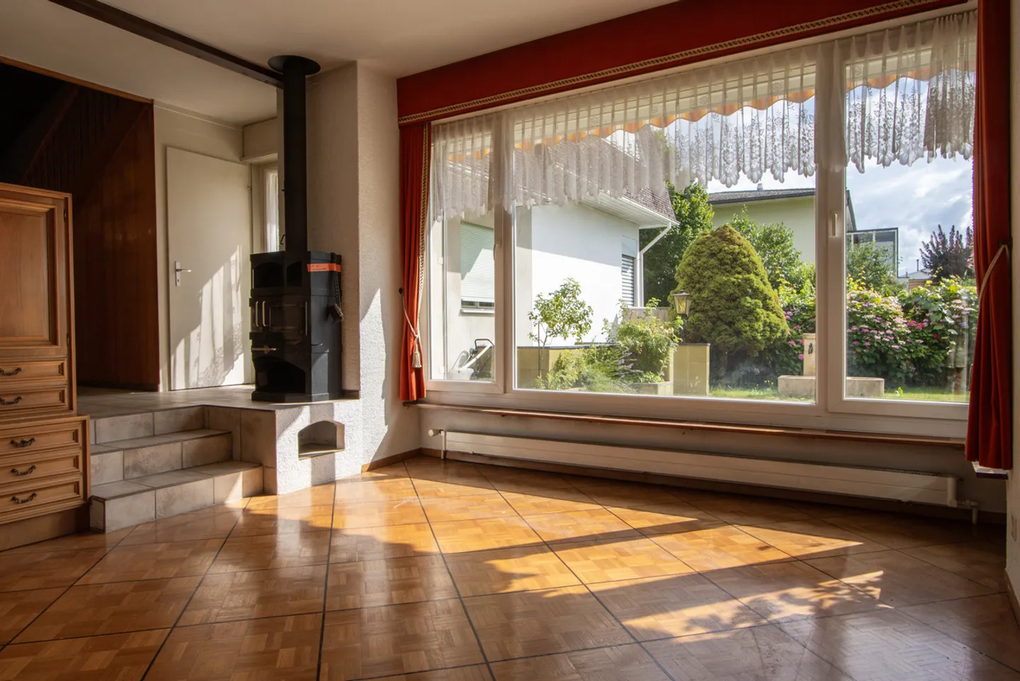 4.5-Room Mid-Terrace House with Lake View and Lots of Potential - Photo 3 of 22