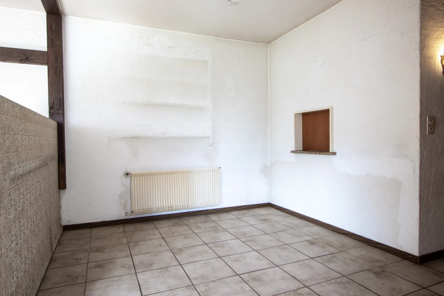 4.5-Room Mid-Terrace House with Lake View and Lots of Potential - Photo 5 of 22