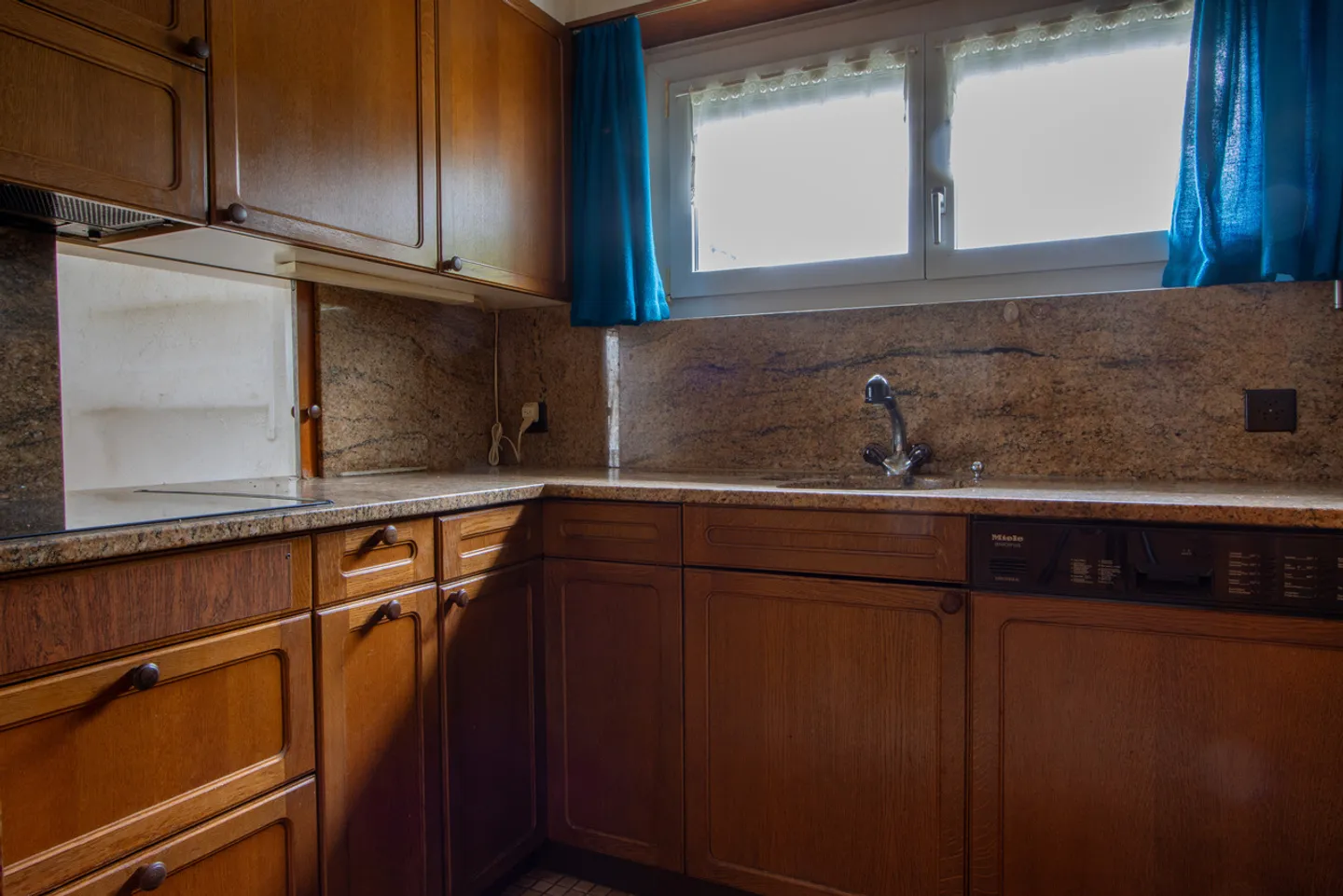 4.5-Room Mid-Terrace House with Lake View and Lots of Potential - Photo 6 of 22