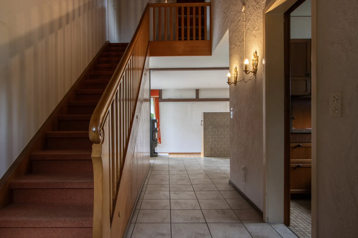 4.5-Room Mid-Terrace House with Lake View and Lots of Potential - Photo 7 of 22