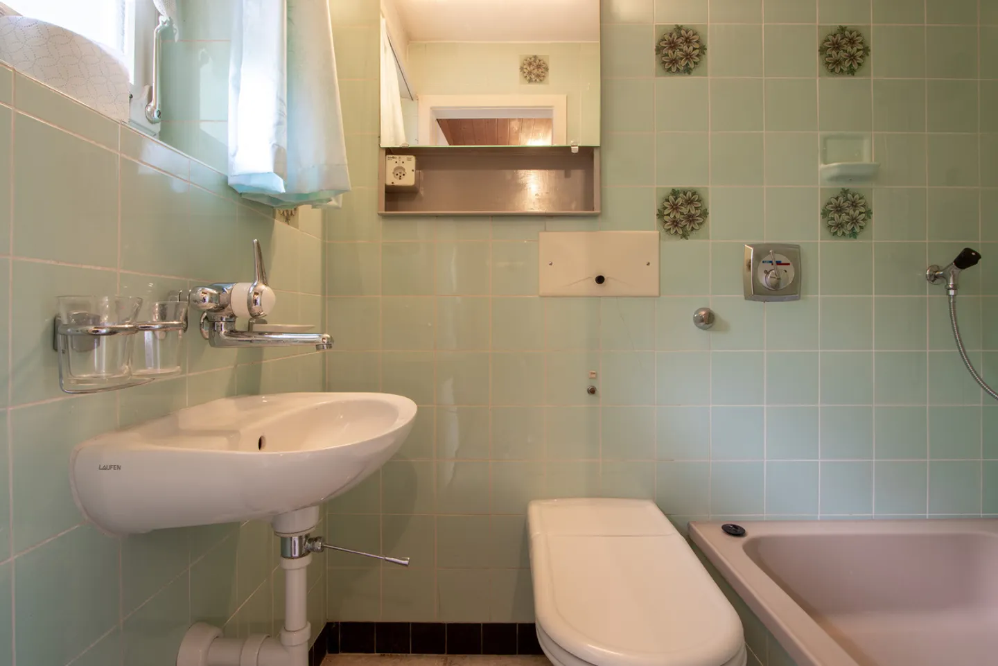 4.5-Room Mid-Terrace House with Lake View and Lots of Potential - Photo 8 of 22