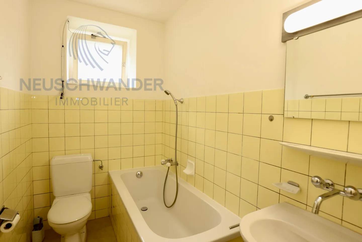 «Immeuble bien situé de trois appartements à rénover.» - Photo 13 sur 18