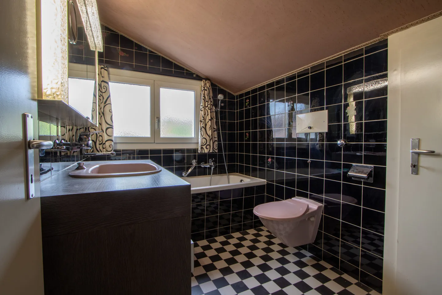 4.5-Room Mid-Terrace House with Lake View and Lots of Potential - Photo 11 of 22