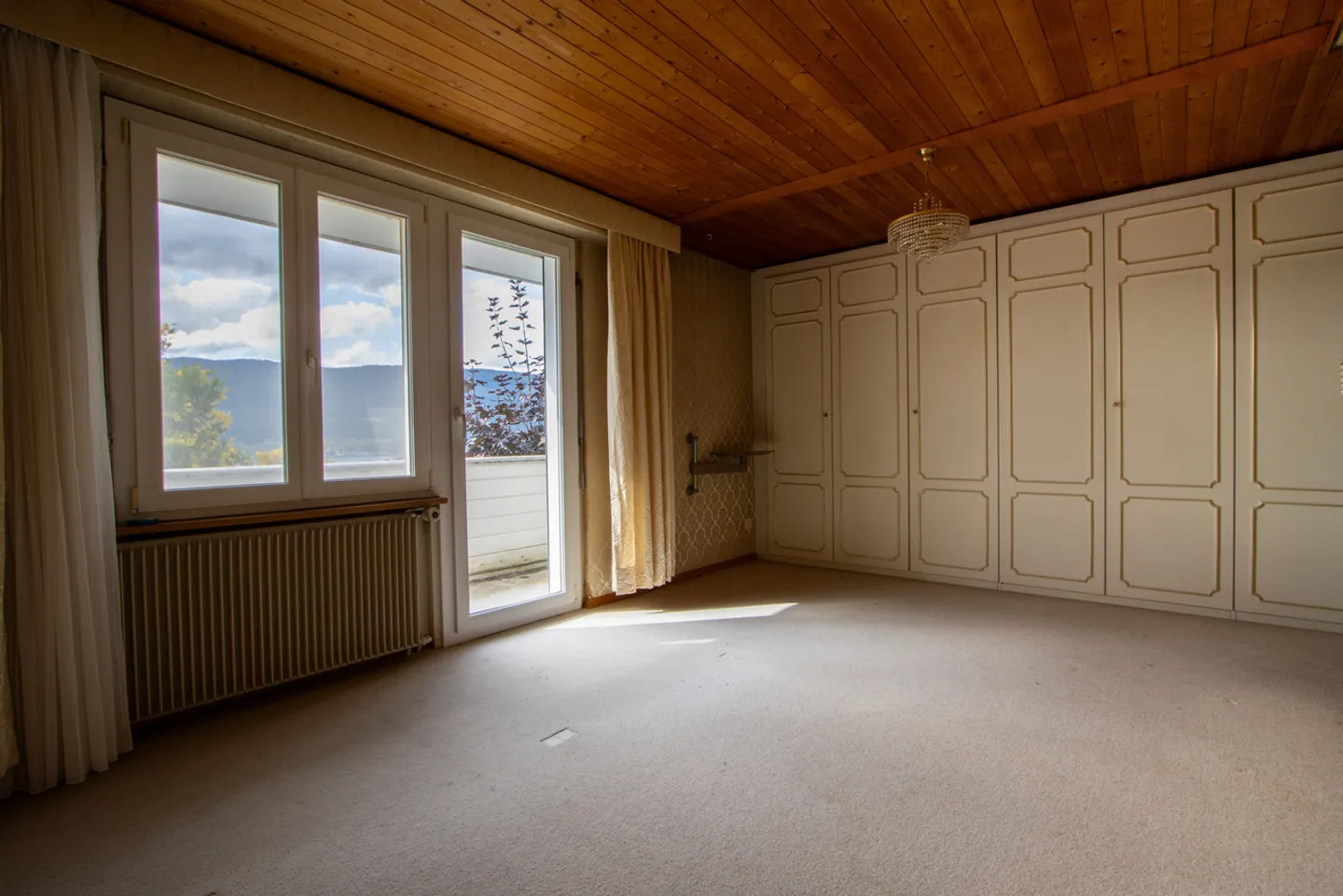 4.5-Room Mid-Terrace House with Lake View and Lots of Potential - Photo 12 of 22